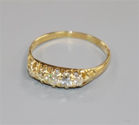 An 18ct gold and graduated claw set five stone diamond ring, size Q.